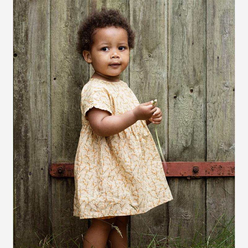 Baby Flair Dress von Serendipity aus Bio-Baumwolle in sandthorn