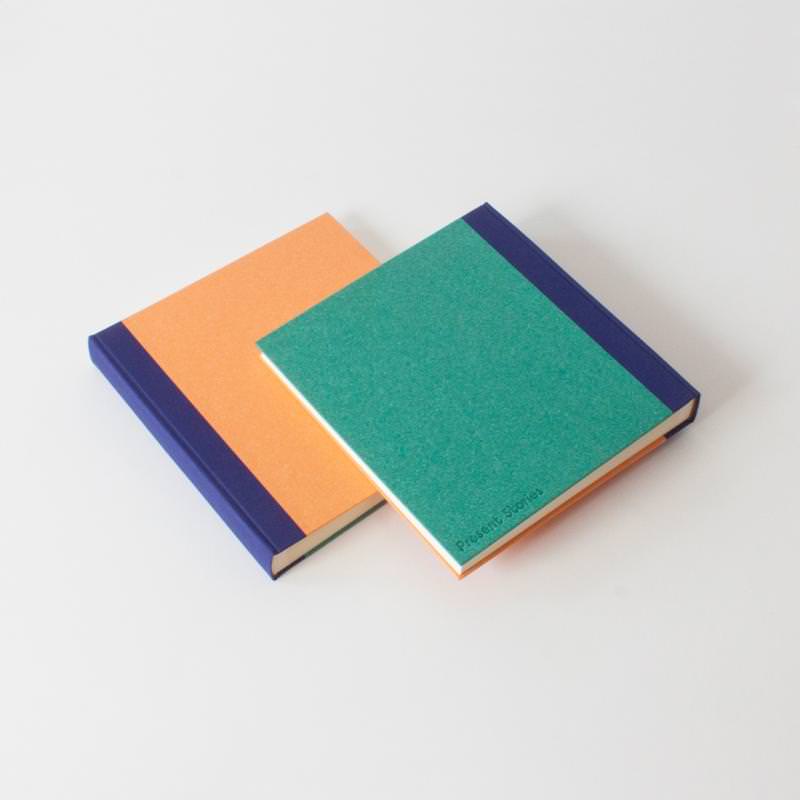 Farbenfrohes Fotoalbum von Present Stories mit Leineneinband in orange-lila-grün
