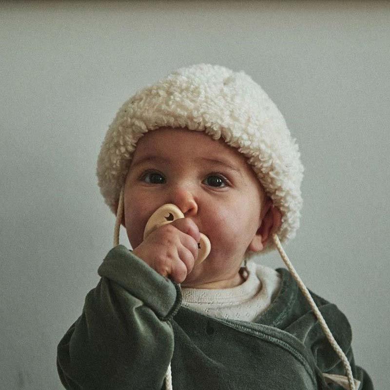 Baby Mütze ITOH von Poudre Organic aus Bio-Baumwolle und recyceltem Polyester in almond milk
