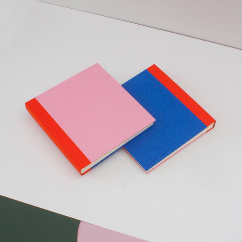 Farbenfrohes Fotoalbum von Present Stories mit Leineneinband in rosa-blau-rot