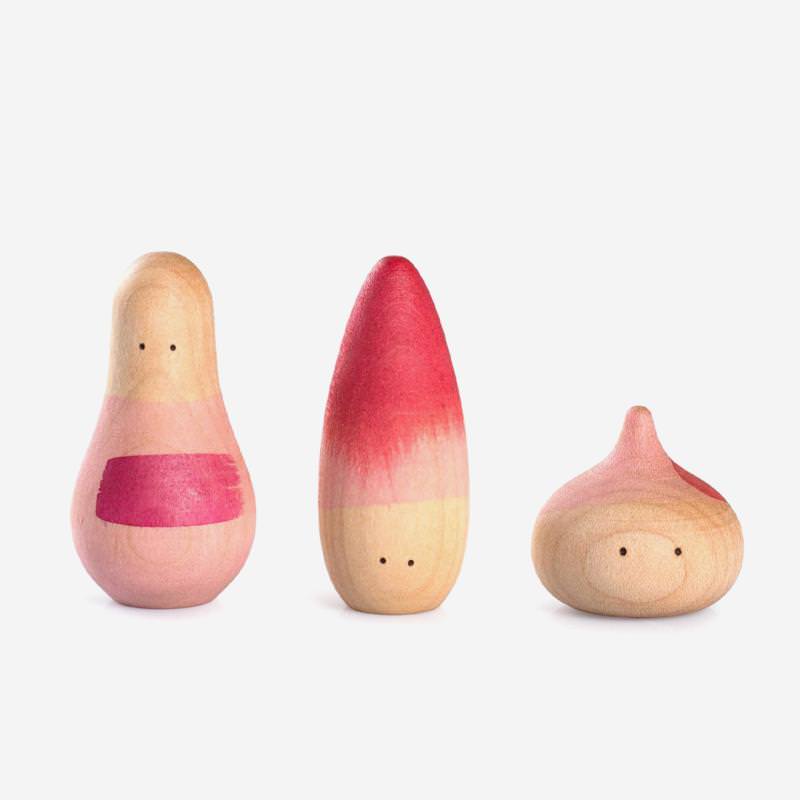 Yay! – 3 humanoide Figuren aus Holz von Grapat in rosa-rot 2