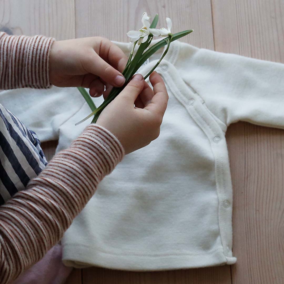Baby Shirt mit Druckknopfleiste von Lilano aus Wolle/Seide in natur | Lila  Lämmchen Onlineshop