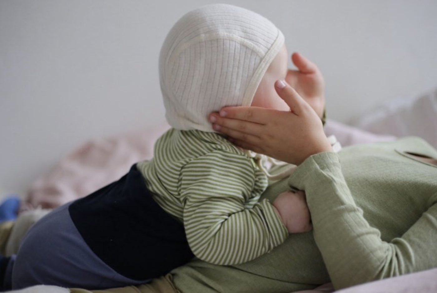 Sommerbaby: Die richtige Kleidung fürs Neugeborene 