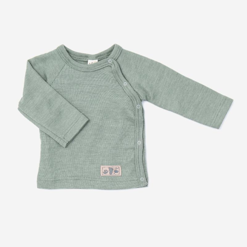 Baby Shirt mit Druckknopfleiste von Lilano aus Wolle/Seide in sage green