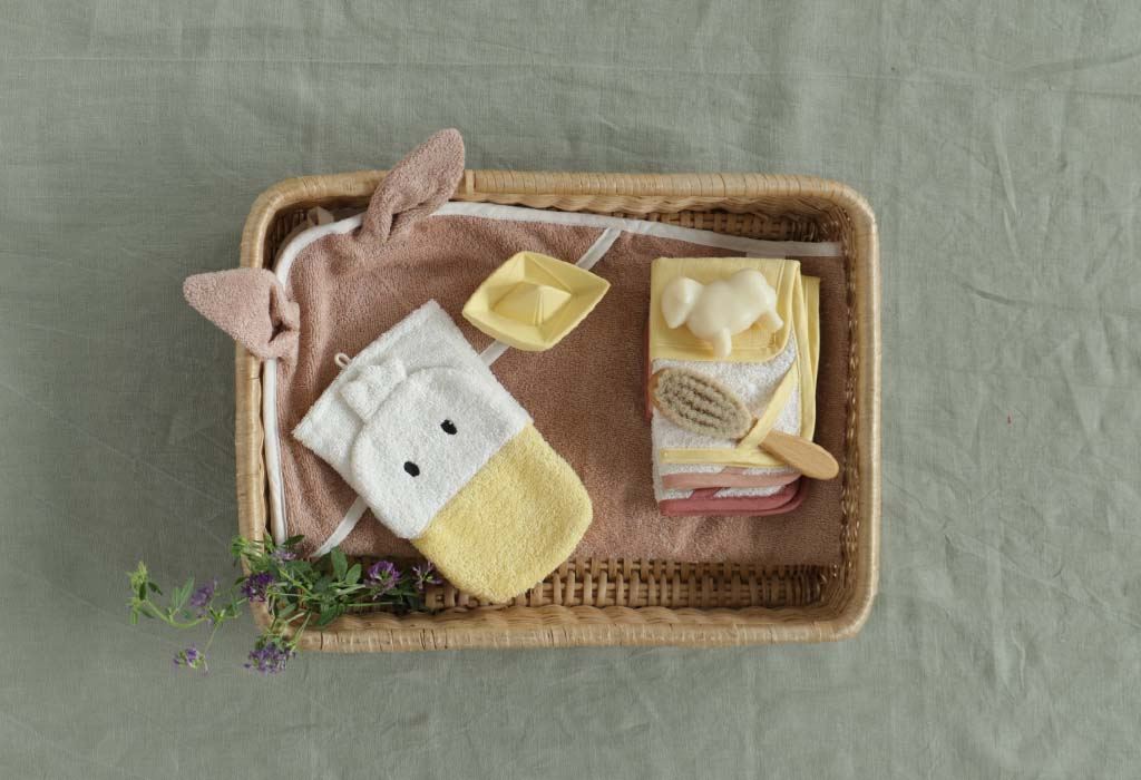 Handtuch, Waschlappen, Babybürste für Babys als Erstausstattung.