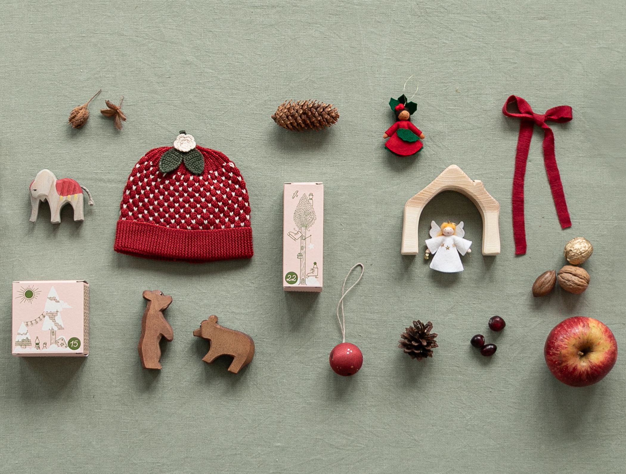 Babykleidung aus Wolle Seide von Lilano in gelben Farben liegen auf einem Tisch.