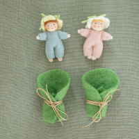 Blumenkind Baby in Blatt
