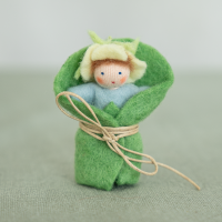 Blumenkind Baby in Blatt