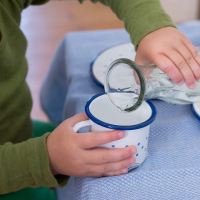 Tasse Emaille mit Untertasse