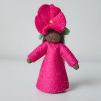 Filzpüppchen Blumenkind pinke Petunia auf dem Kopf 1