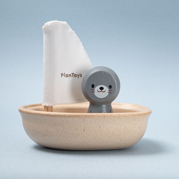 Badespielzeug Segelboot Robbe von Plan Toys