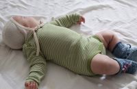 Baby Body von Cosilana aus Wolle/Seide in grün Ringel