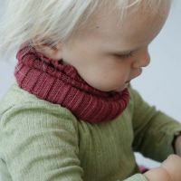Rollkragen von De Colores aus Baby-Alpaka Tragebeispiel altrosa