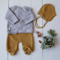 Baby Salopette Trägerhose von Selana aus Merinowolle in gold 4