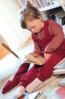 Baby Strick Trägerhose von Disana aus Wolle in bordeaux 2
