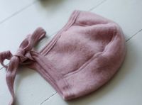Baby Häubchen von Engel aus Wollfleece in rosenholz melange