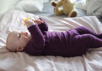 Baby Anzug mit Beinumschlag von Lilano aus Wolle/Seide in beere 2Baby Anzug mit Beinumschlag von Lilano aus Wolle/Seide in beere 3