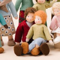 Blumenkinder Puppenstuben Junge rotes Haar, oliv/hellblau 3