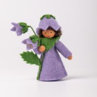 Glockenblume mit kurzem schwarzen Haar und Blume in der...