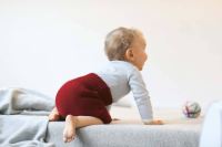 Baby Wollwindelhose von Disana in bordeaux