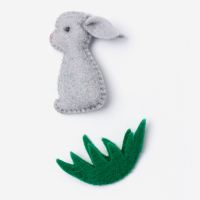 Kleine Filz Freunde Hase im Gras in grau 2