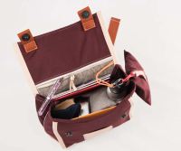 Schultasche Aubergine von Hänska aus Bio-Baumwolle oben gefüllt