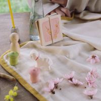 Hello Spring Holzfigurenset mit Blumenpresse