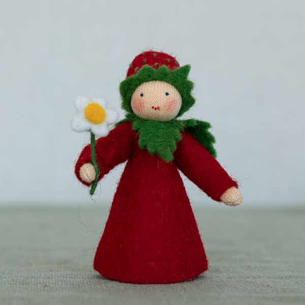 Blumenkind Erdbeere mit Blüte in der Hand