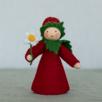 Blumenkind Erdbeere mit Blüte in der Hand