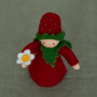 Blumenkind Erdbeere mit Blüte in der Hand