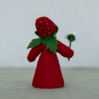 Blumenkind Erdbeere mit Blüte in der Hand