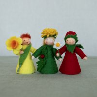 Blumenkind Erdbeere mit Blüte in der Hand