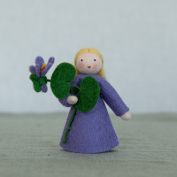 Blumenkind Veilchen Blume in der Hand