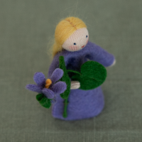 Blumenkind Veilchen Blume in der Hand