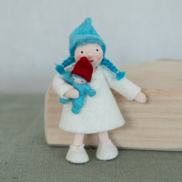 Blumenkind Zwergenmädchen mit Puppe