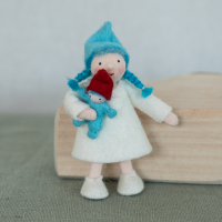 Blumenkind Zwergenmädchen mit Puppe