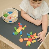 Mosaik-Steine mit Behälter aus Holz