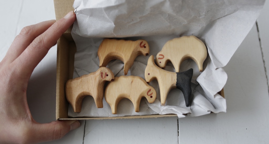 Schafe aus Holz zum Spielen für Kinder.