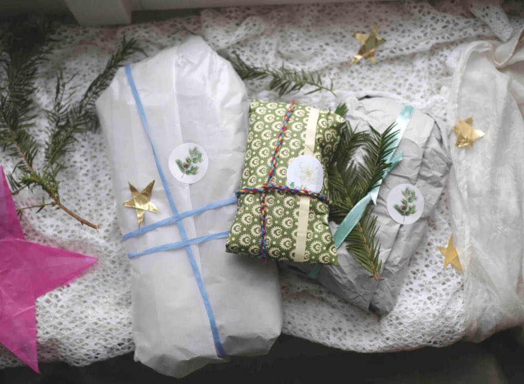 Geschenke schön verpackt in verschiedene Papiere.