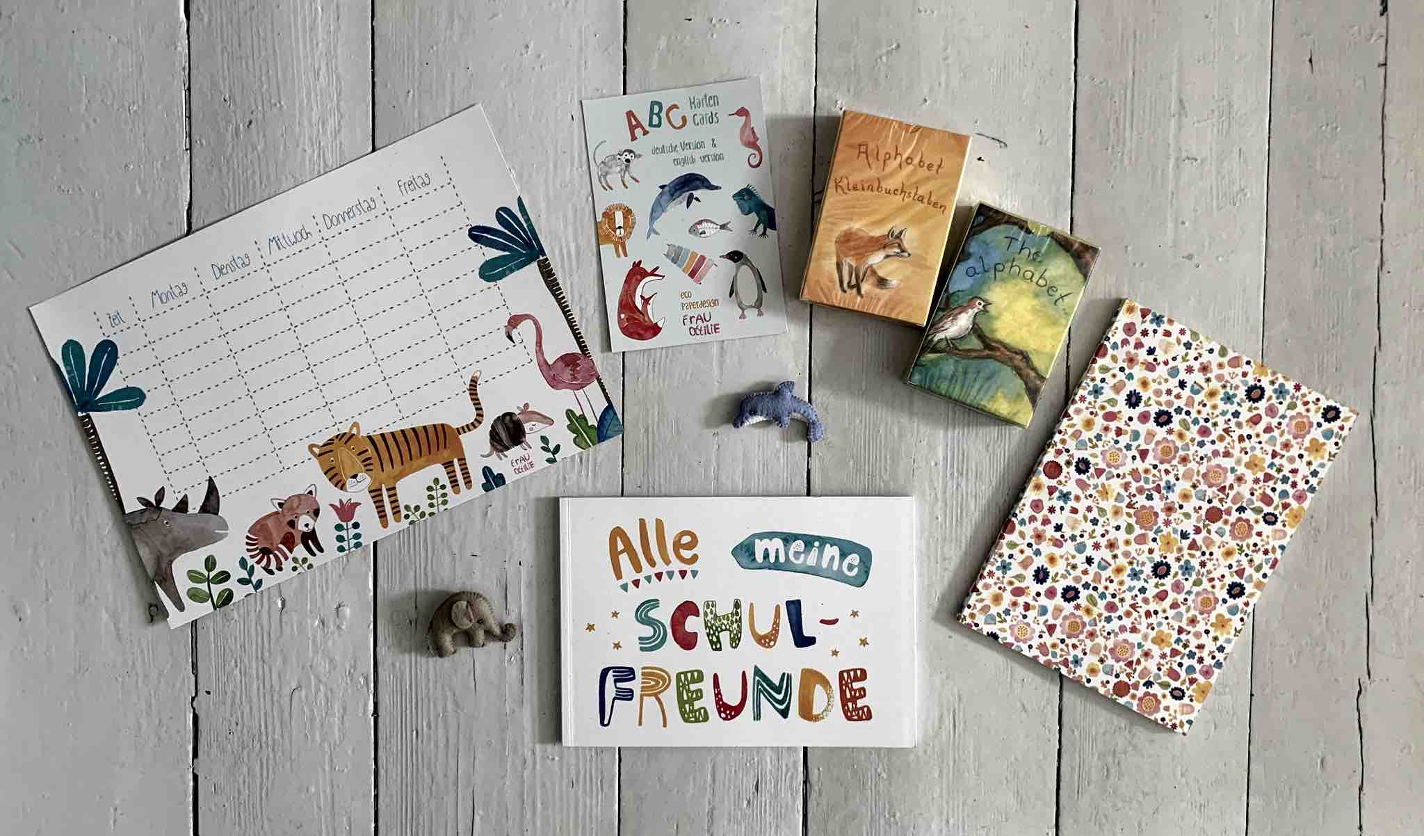 Lernkarten, Stundenplan und Notizheft für die Einschulung.